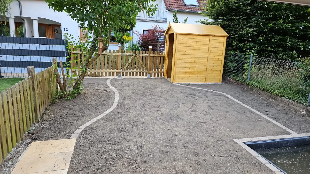 Baustelle einer Gartenneuanlage im Rohbauzustand