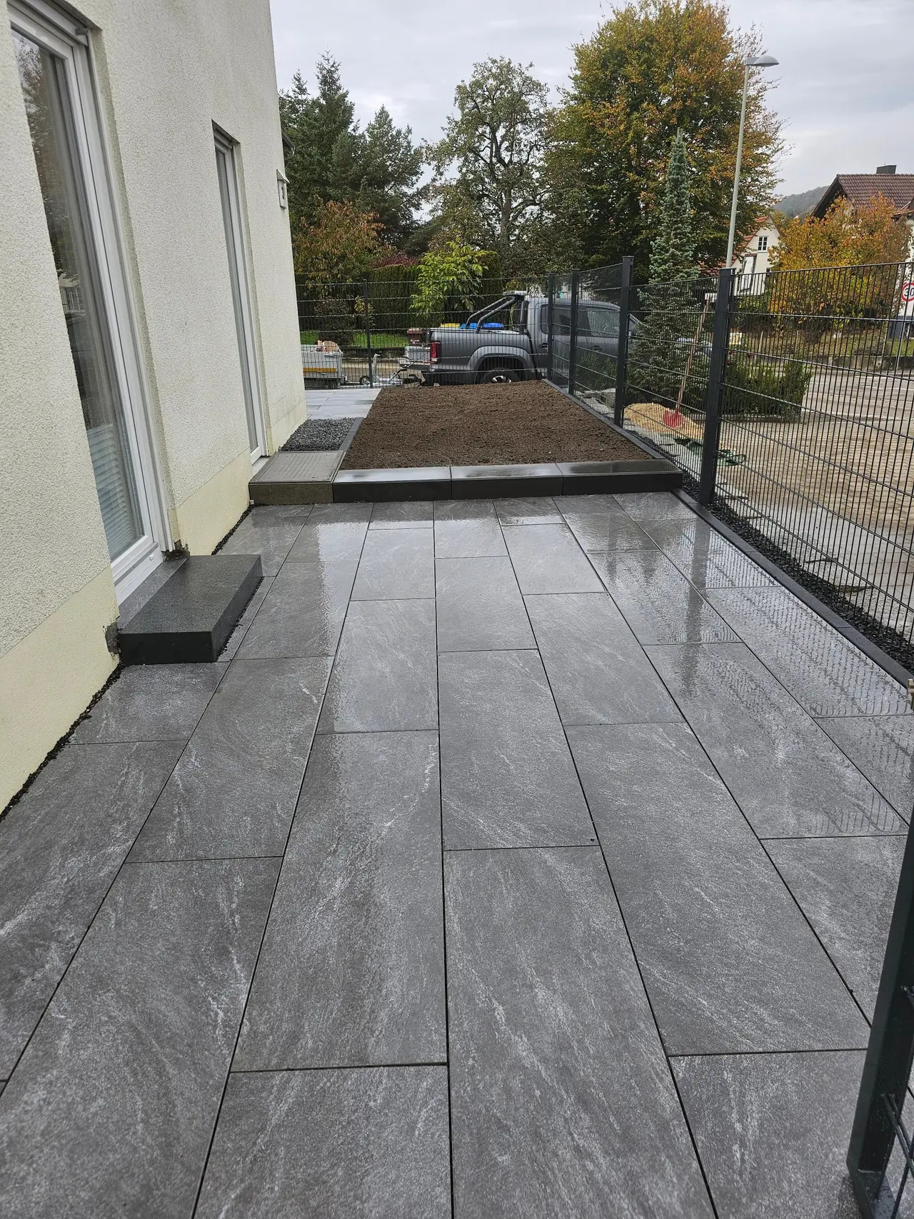 Terrasse mit angrenzenden Plattenwegen in Grimmelfingen