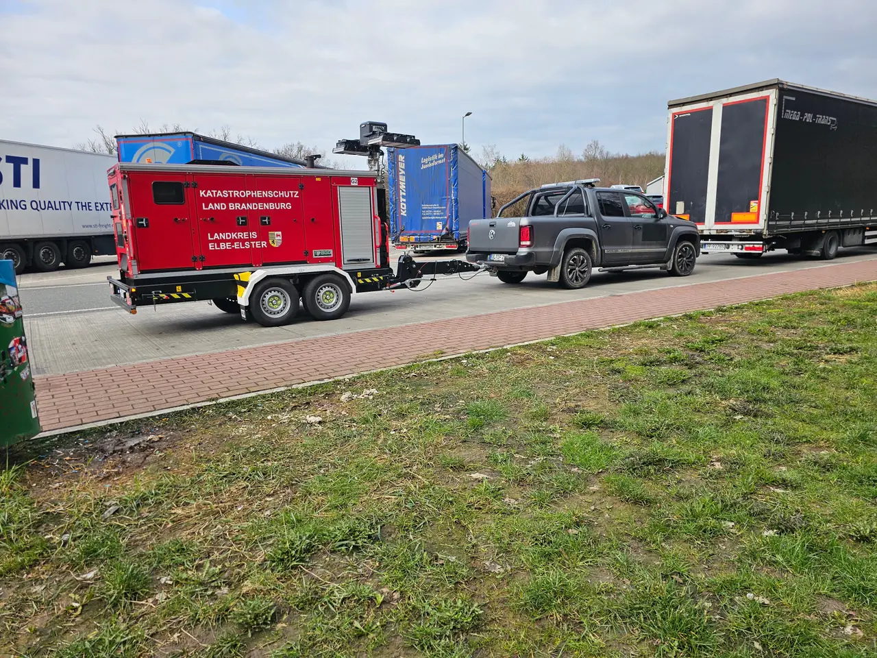 Anhänger auf dem Transportfahrzeug