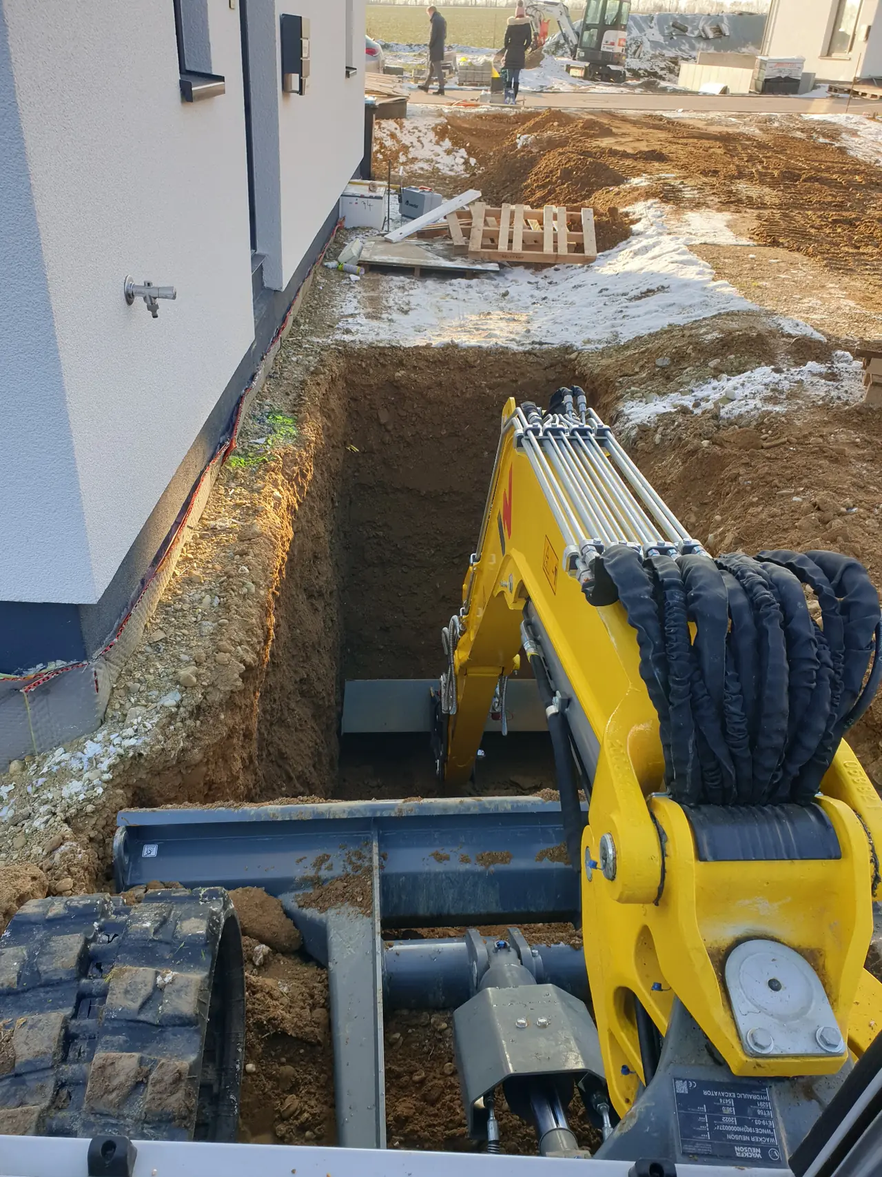 Minibagger bei Aushubarbeiten auf einer Baustelle