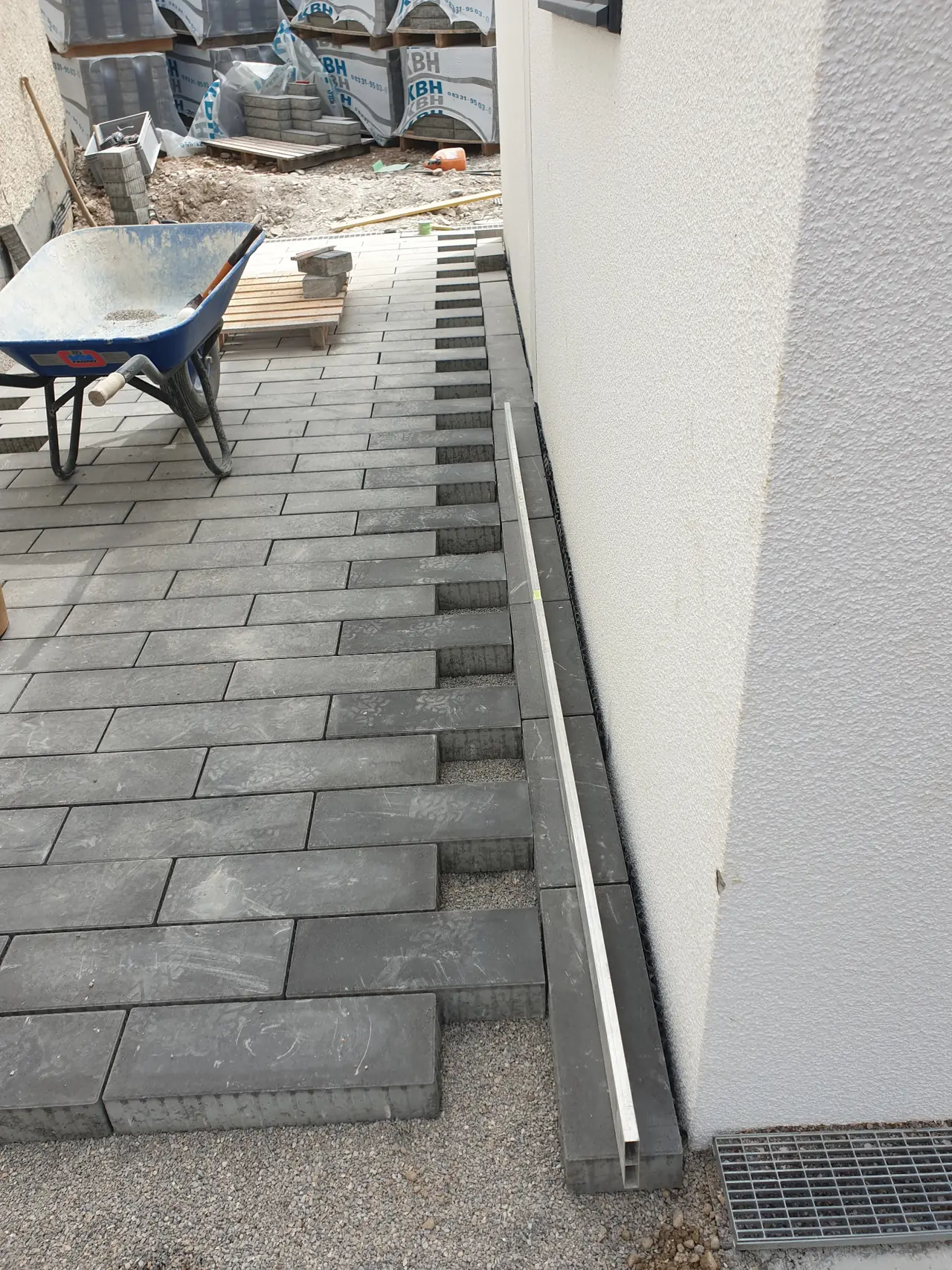 Angelegte Terrasse mit Natursteinpflaster